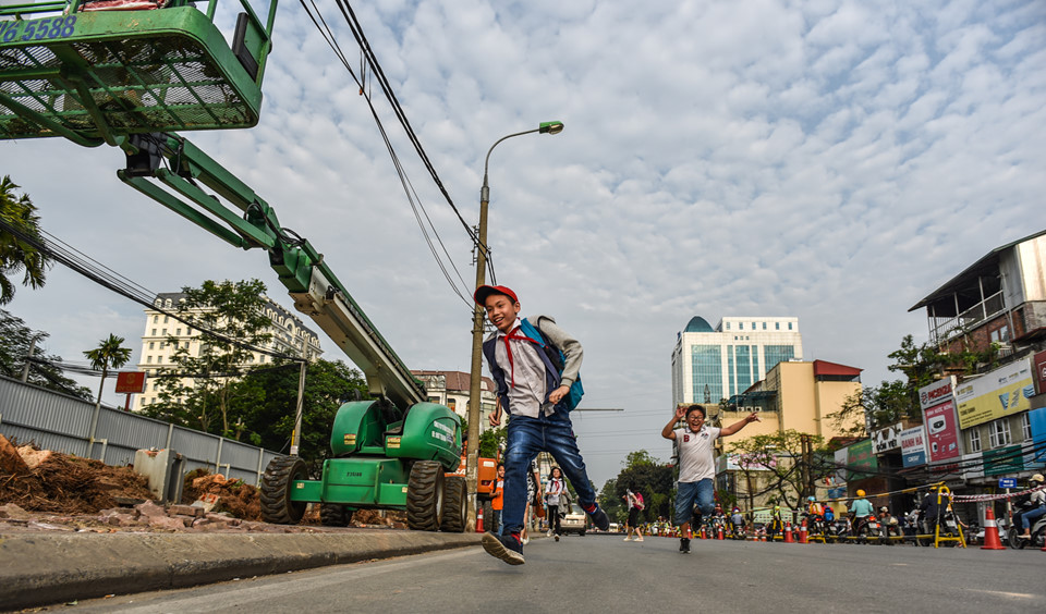 Chặn một chiều đường Cát Linh, xe cộ ùn ứ giờ cao điểm